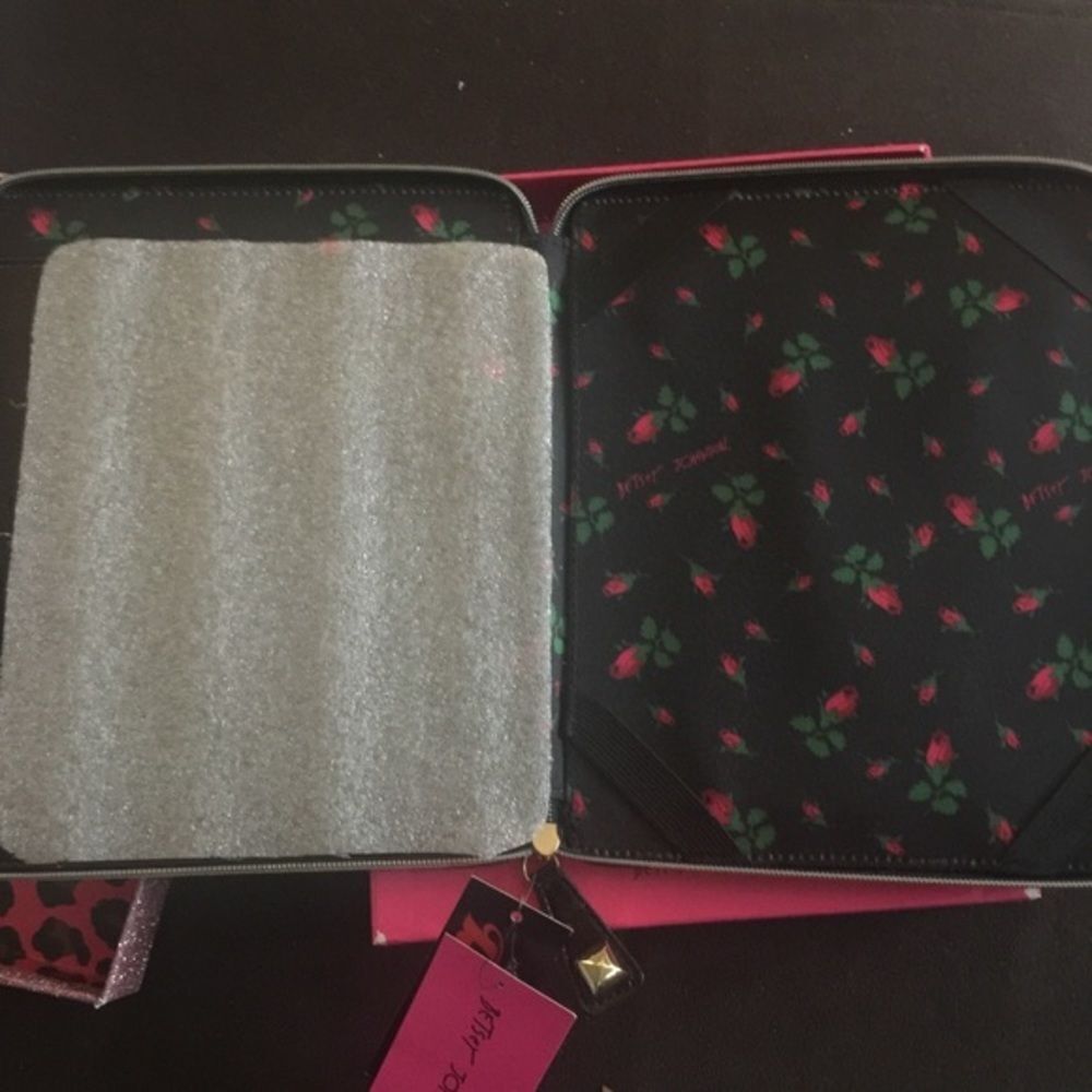Betsey Johnson Pineapple iPad Zip Case - Picture 2 of 5